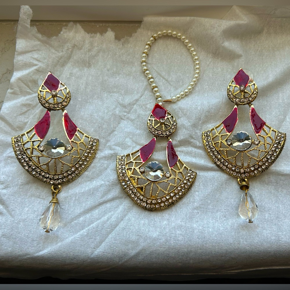 Indian Jewelry set: Maang Tikka with matching earrings